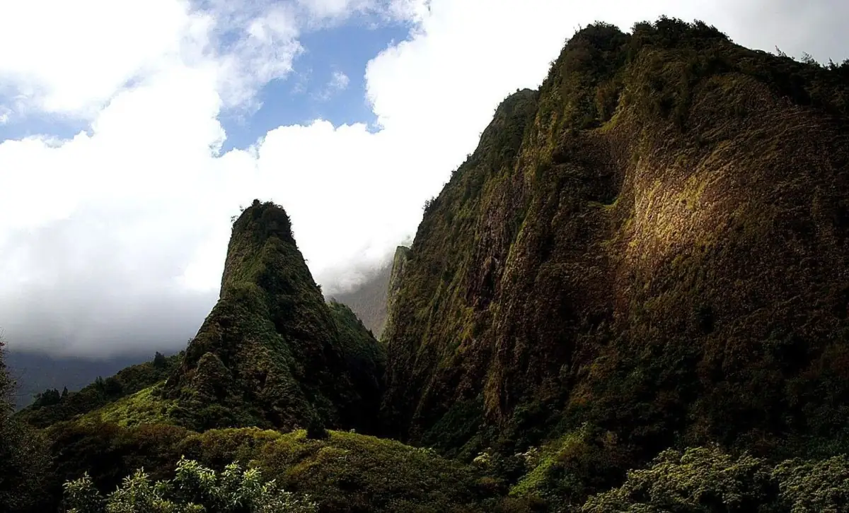 Iao Valley reservations: the Iao Needle (Kuka'emoku) beside the green cliffs of Iao Valley on Maui