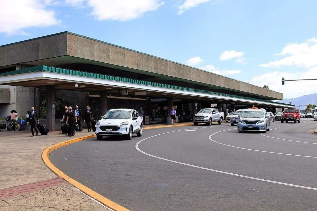 Kahului airport parking and pickup: cars at the curb outside the Kahului Airport terminal