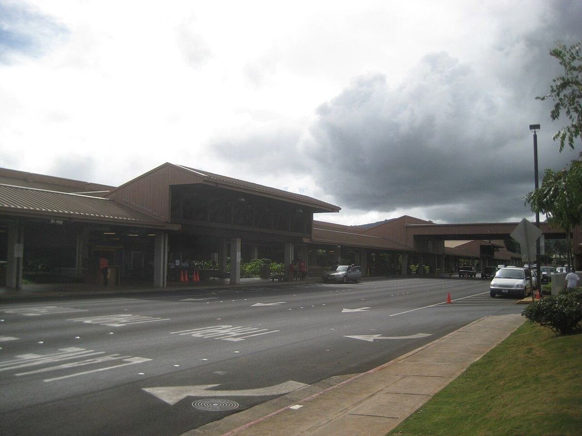 Lihue airport parking and pickup: the roadway in front of the Lihue Airport terminal