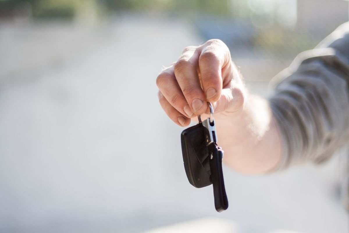 Turo in Hawaii: a hand passing over a set of car keys